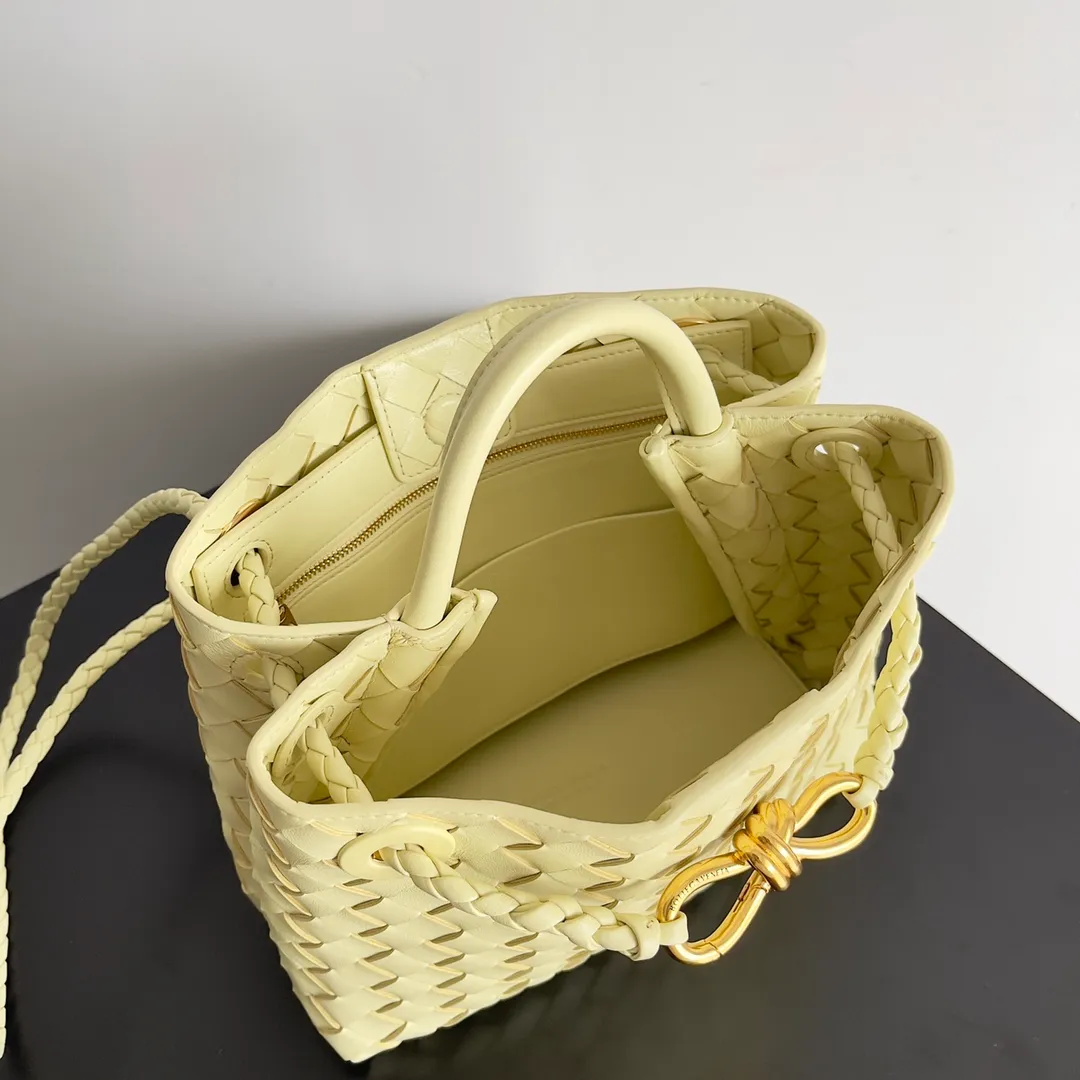 The 2023 new Andiamo batch of 1860 BV has been shipped‼ ️Really popular🔥The new Andiamo woven handbag launched by Bottega Veneta this season is really popular all over the world! ! Celebrities at home and abroad have worn it, and Oscar-winning actress Michelle Yeoh has taken it out on the street. Song Jia, Trai Yara, Yu Feihong, Sanji Ayaka, Rosie Hunting-Whiteley, Yoshioka Riho, etc. have all picked up this bag. It is classic and versatile, showing off its temperament, and the bag capacity is also large, which is very convenient for daily commuting! ! A variety of carrying methods, the shoulder straps can be adjusted by yourself, the original lambskin feels soft and delicate, and the neutral style is made to break gender boundaries and bring a more practical and longer-lasting use experience. Andiamo, which has both elegant and casual styles, perfectly interprets the true appearance of "fashionable old money style". Style number: 743568 Size: 25*22*10.5cm